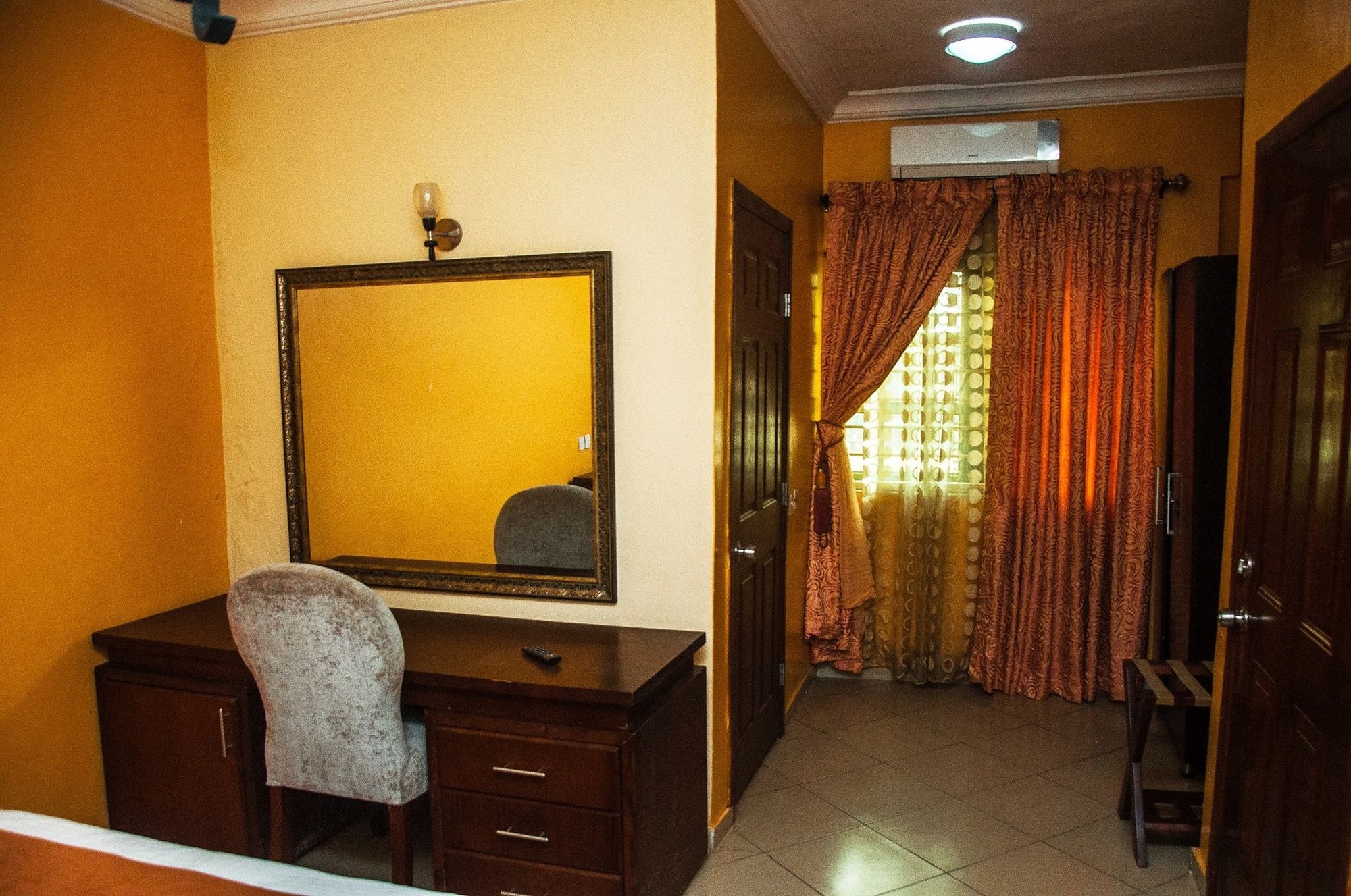 Фото Sugarland Hotel & Suites