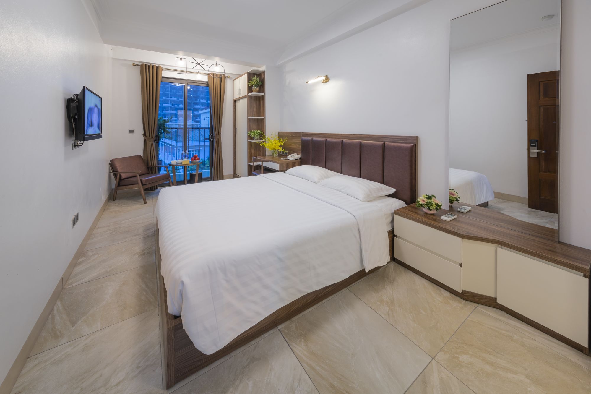 Фото Westlake Tay Ho Hotel