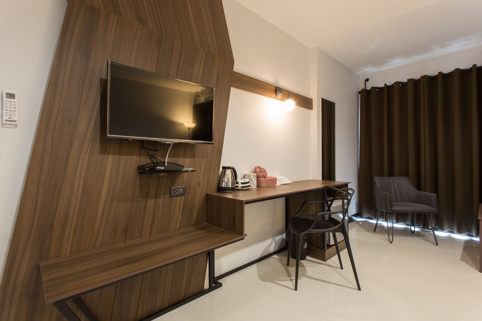 Фото Well Timed Hotel