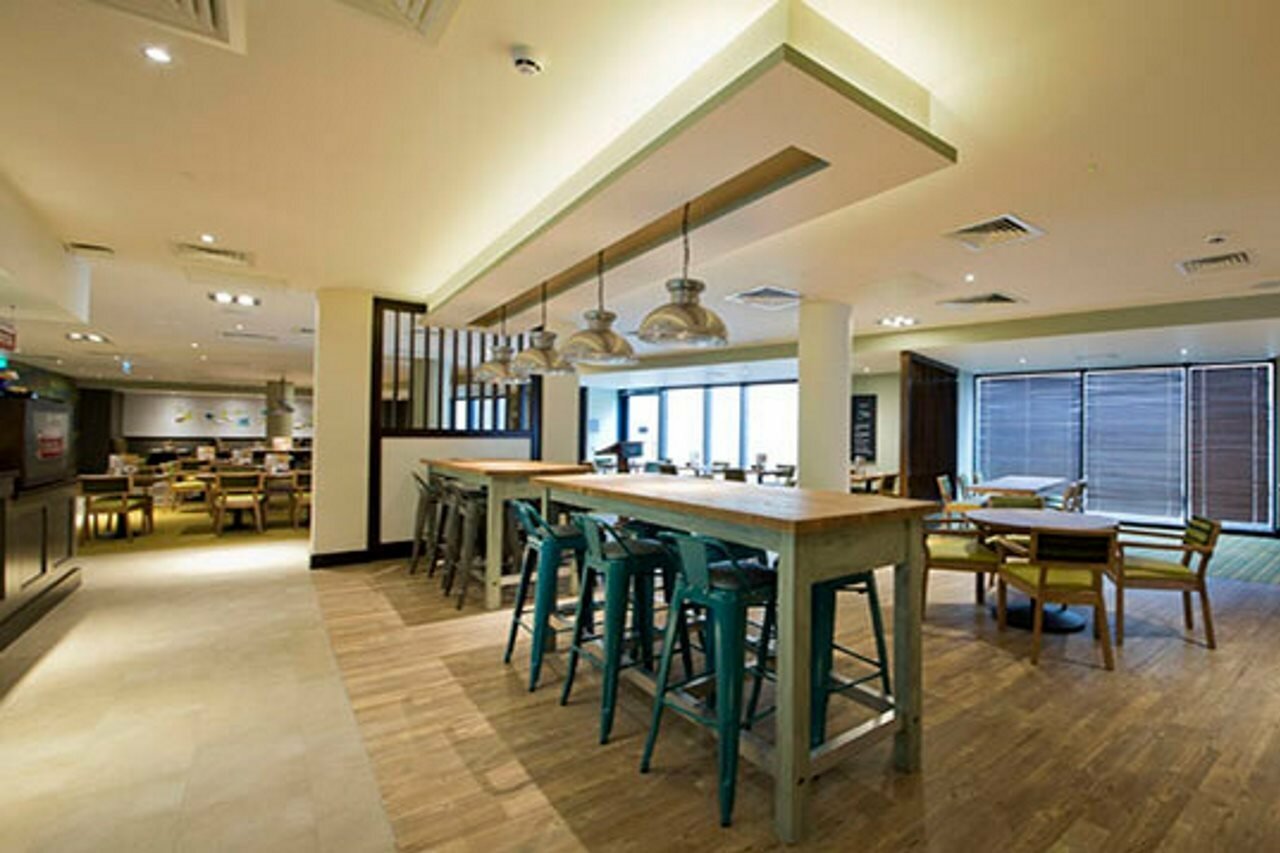 Фото Premier Inn Edinburgh City Centre Royal Mile