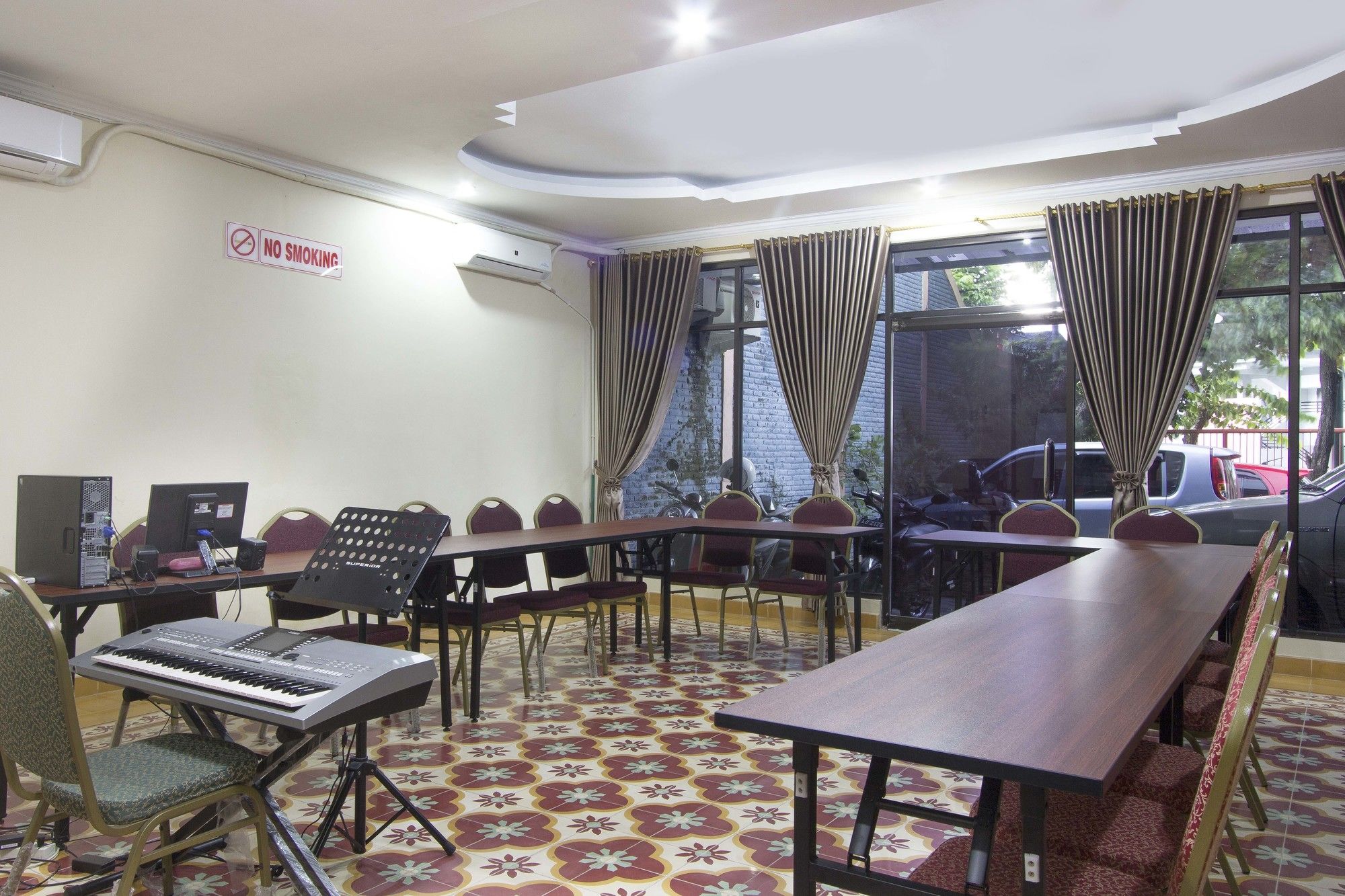 Фото RedDoorz Plus near Stadion Mandala Krida