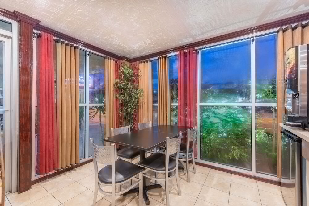 Фото Howard Johnson by Wyndham Historic Lake Charles