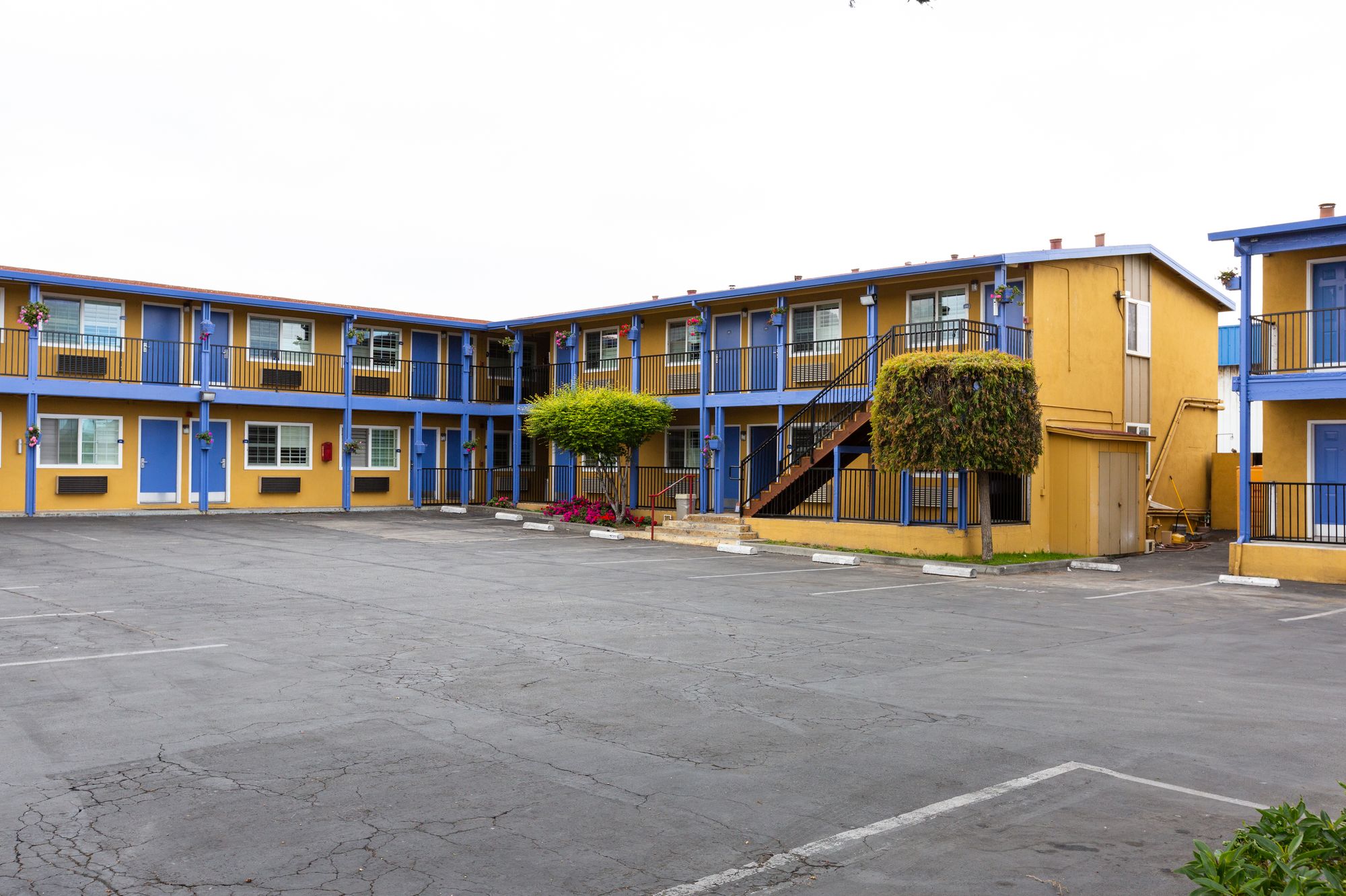 Фото SureStay Hotel by Best Western Seaside Monterey