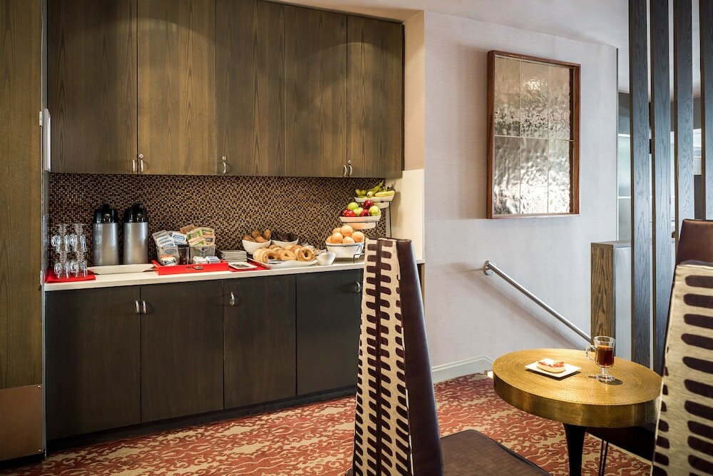 Фото Charlesmark Hotel