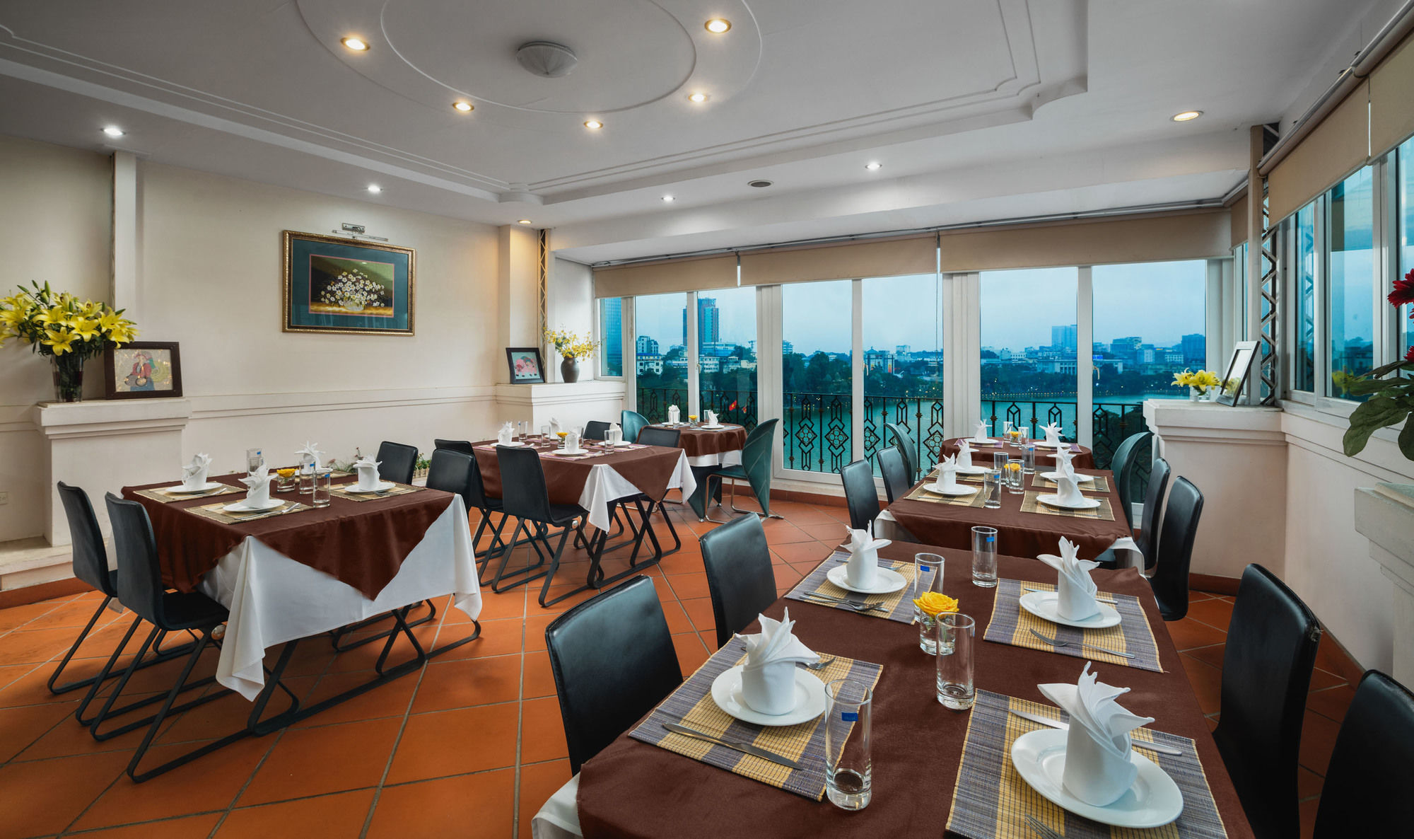 Фото Lakeside Palace Hotel