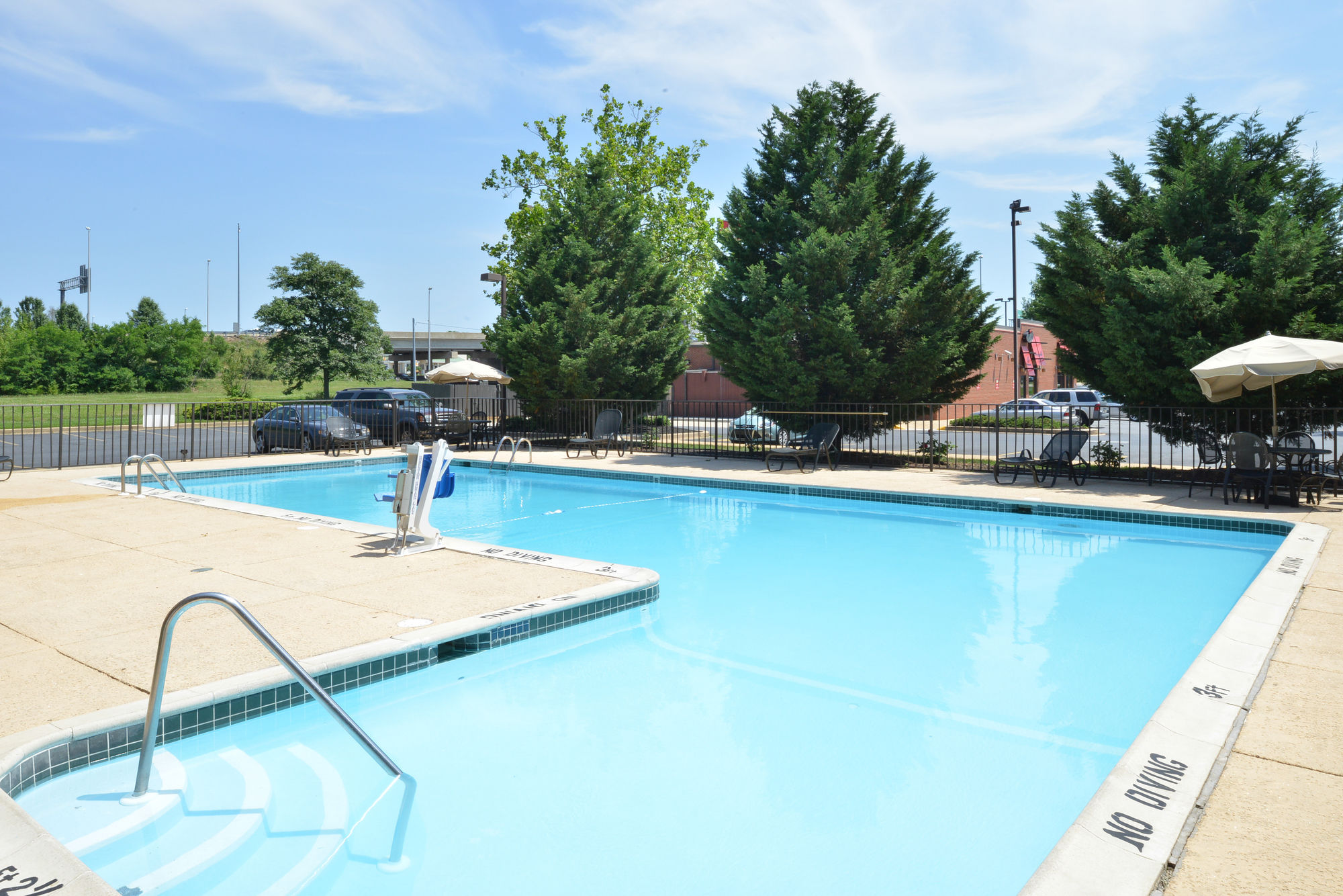 Фото Days Inn by Wyndham Newark Wilmington