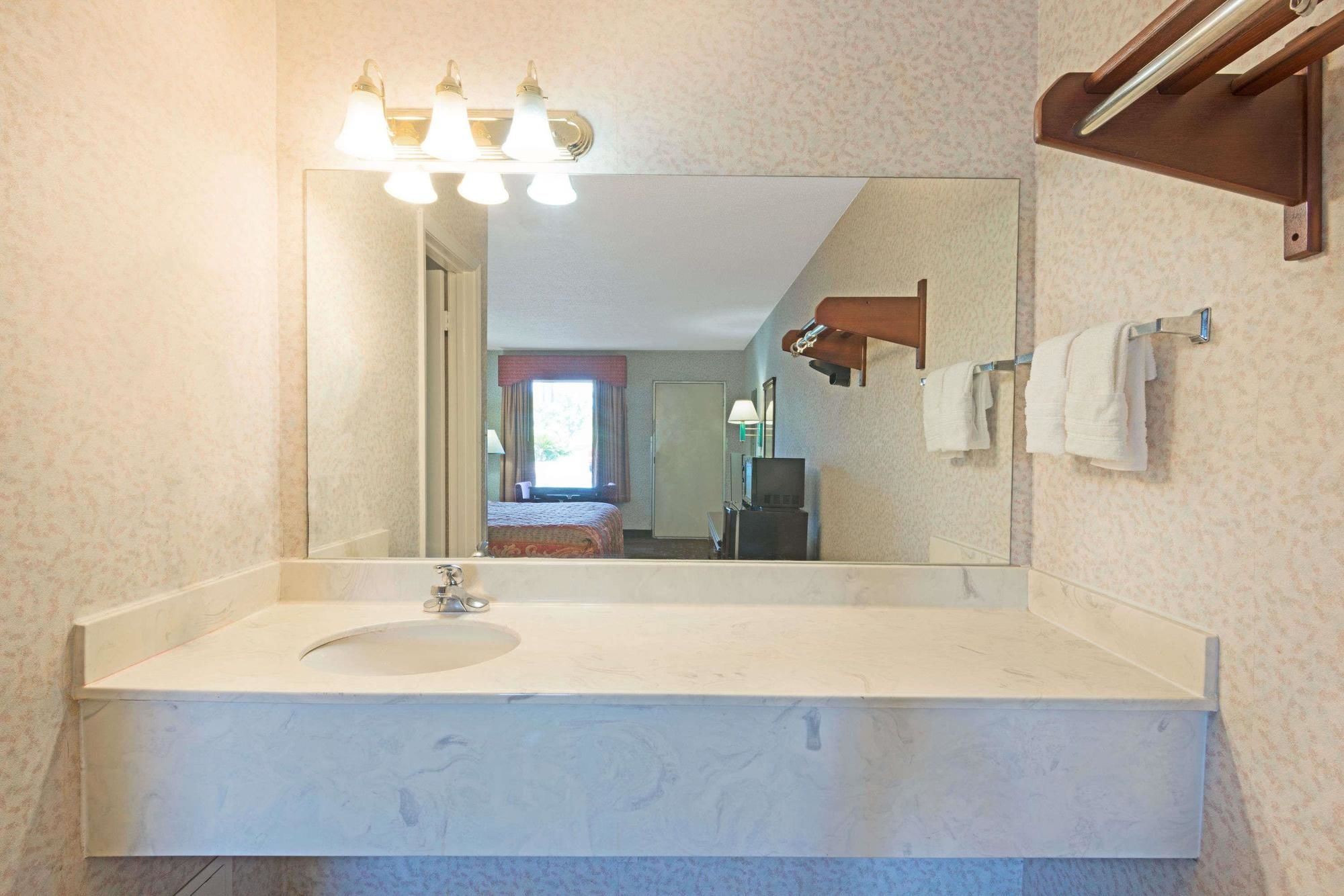 Фото Days Inn by Wyndham Greenville