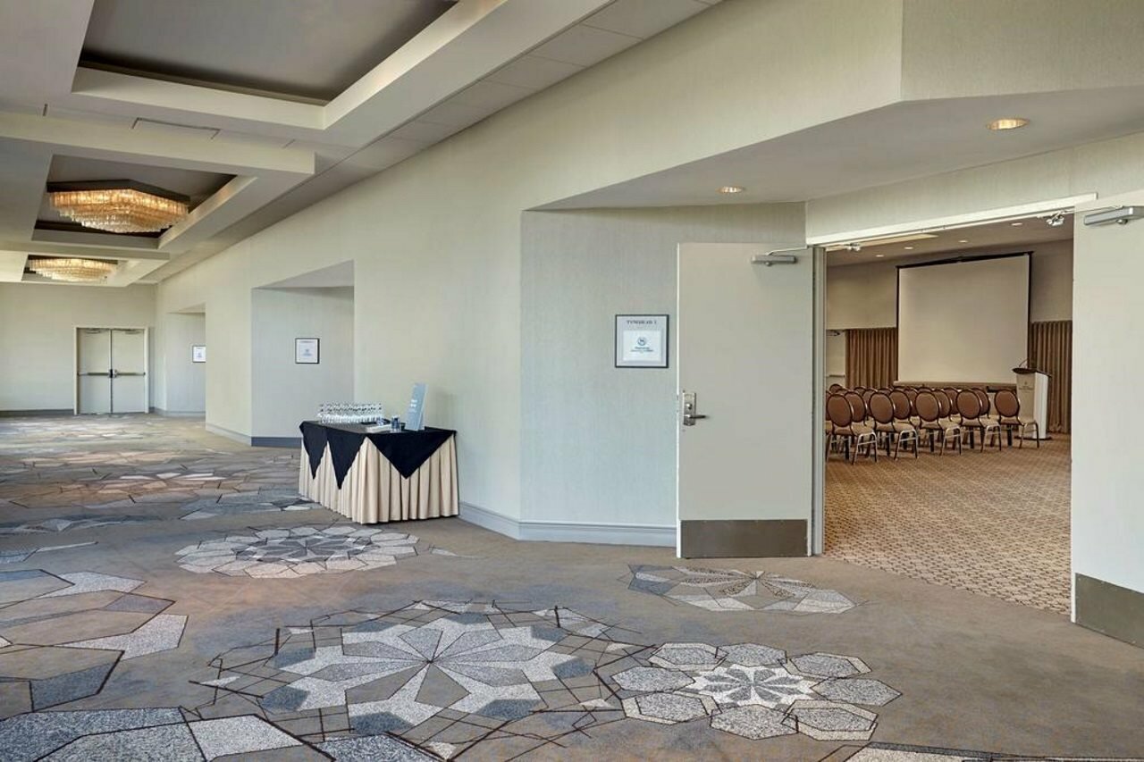 Фото Sheraton Vancouver Guildford Hotel