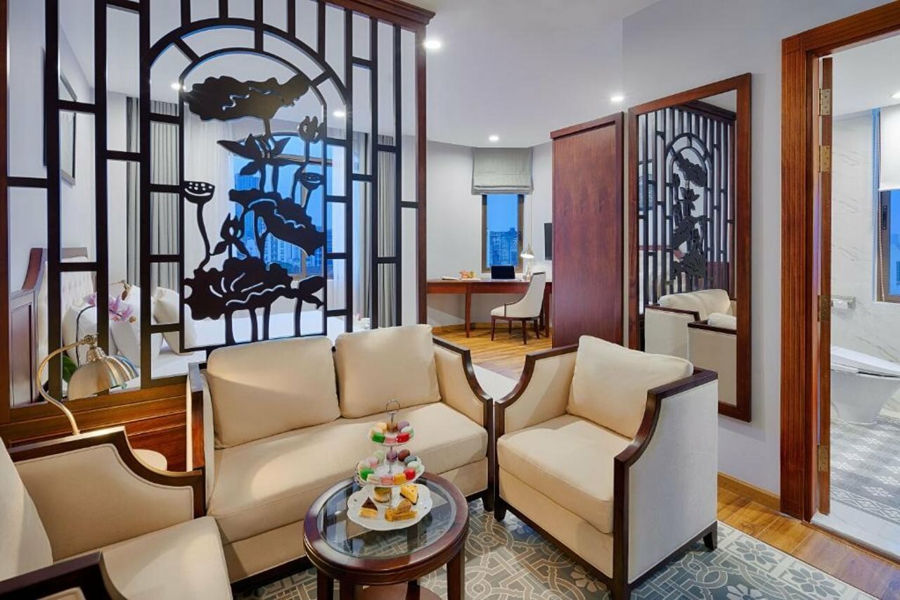 Фото Happy Life Grand Hotel & Sky Bar