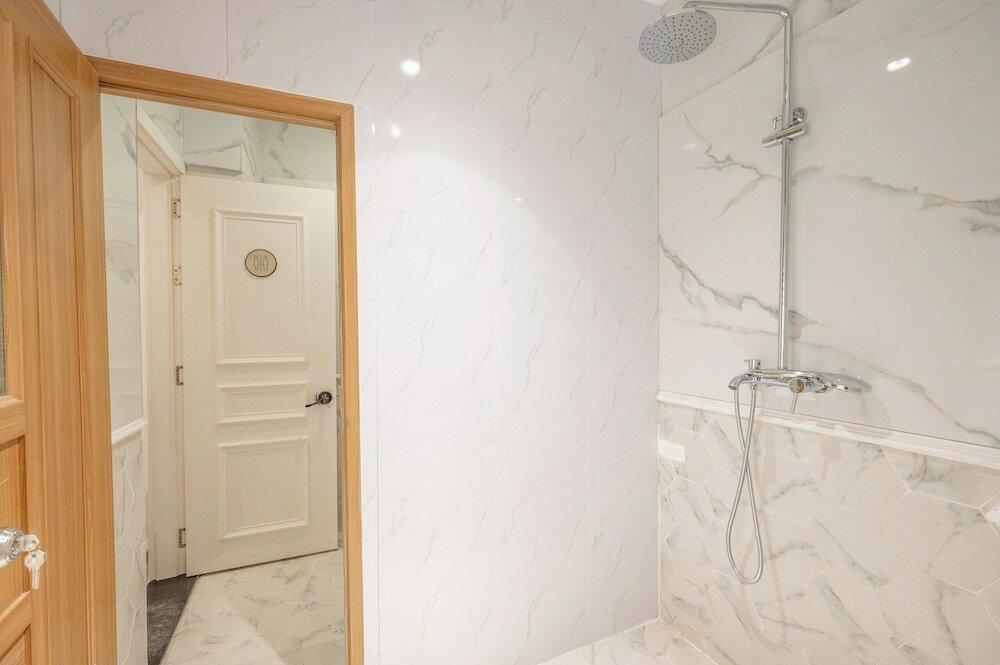 Фото Q Hotel & Apartment