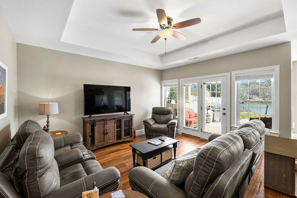 Фото Lake Living by Avantstay Sleeps 22 + Dock, Pool