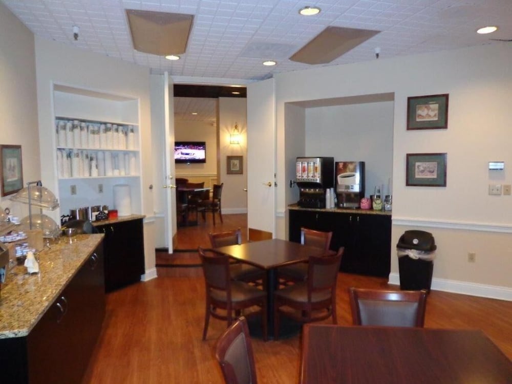 Фото Euro Suites Hotel