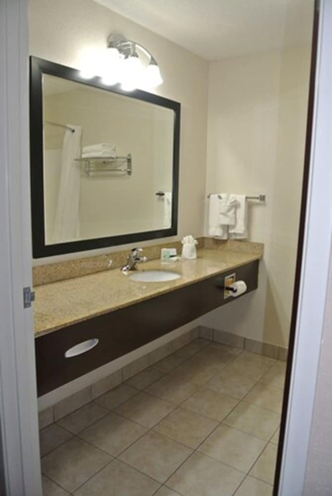 Фото Quality Inn & Suites Arnold - St Louis