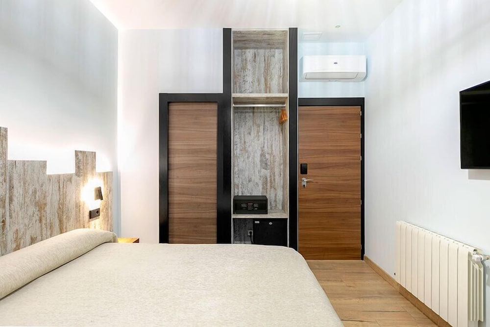 Фото Hostal Antón Martín