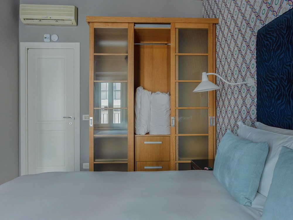 Фото The Telegraph Suites