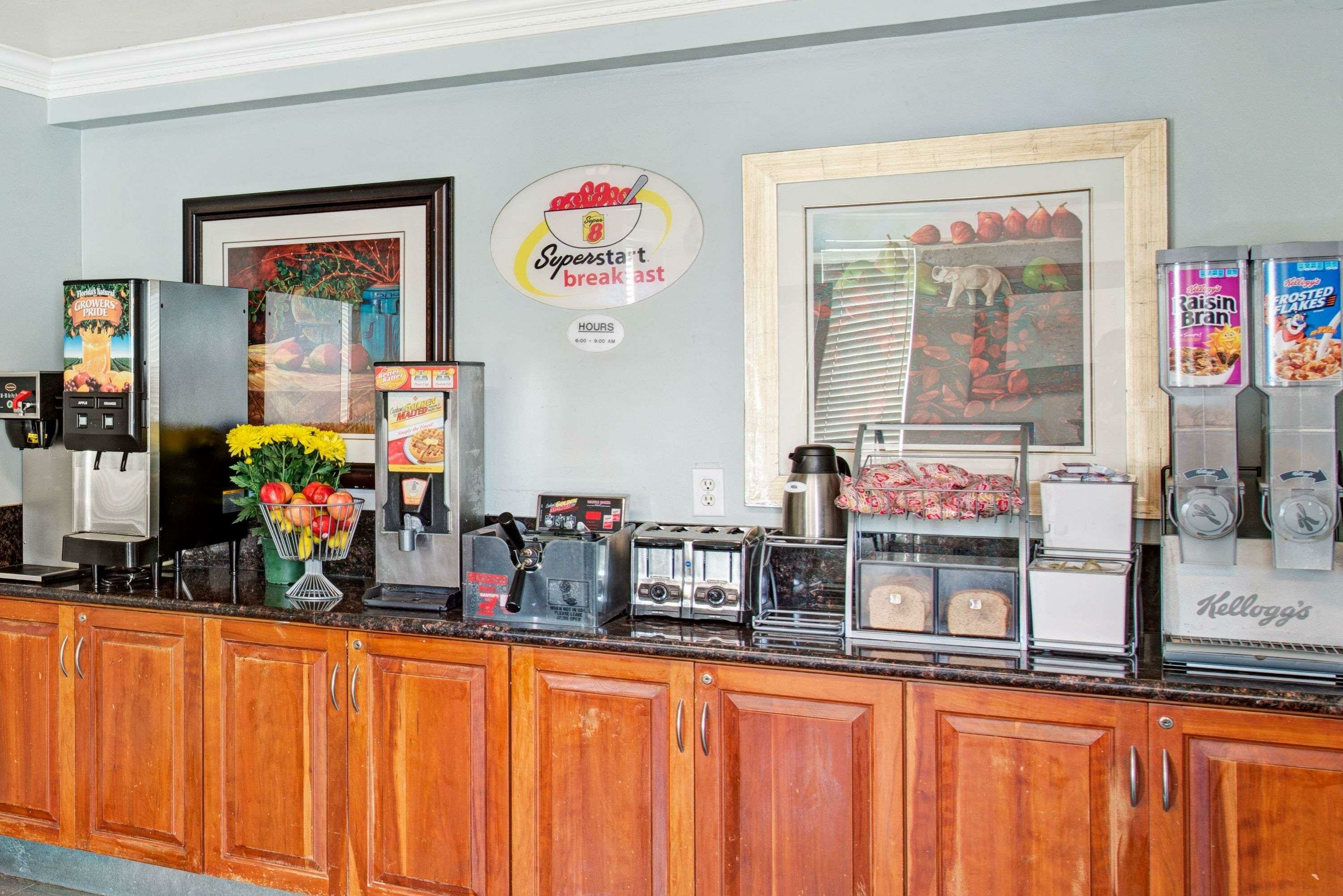 Фото Super 8 by Wyndham Sacramento/Florin Rd