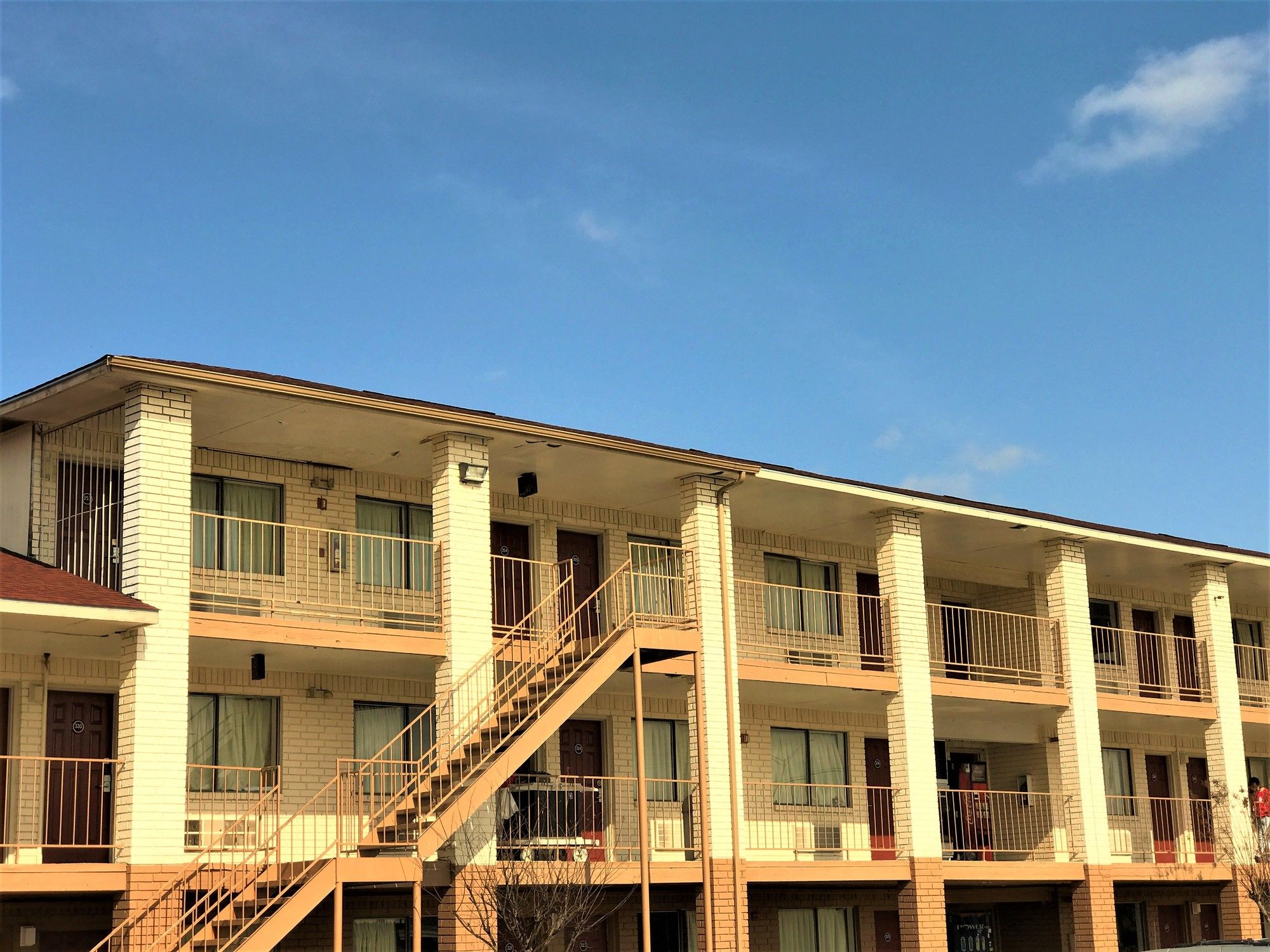 Фото HomeTowne Studios by Red Roof San Antonio E - Near At&t Center