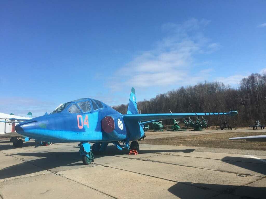Monument to technology Самолёт Су-25УТГ, Murmansk Oblast, photo