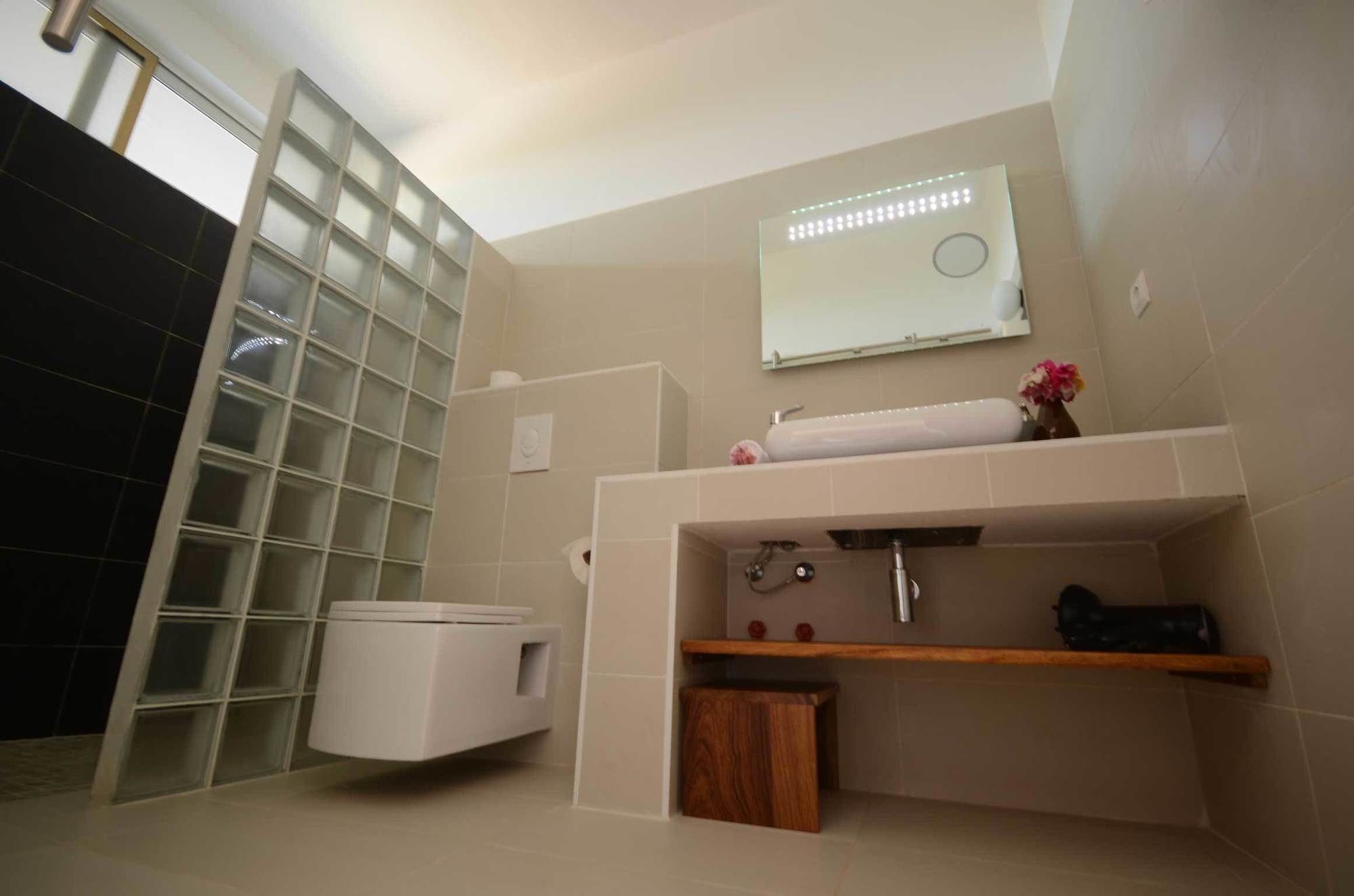 Фото Leo's Beach Hotel & Restaurant - Adults Only