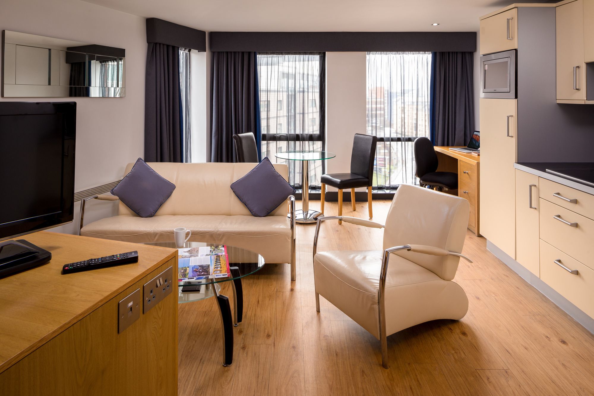 Фото Roomzzz Leeds City West