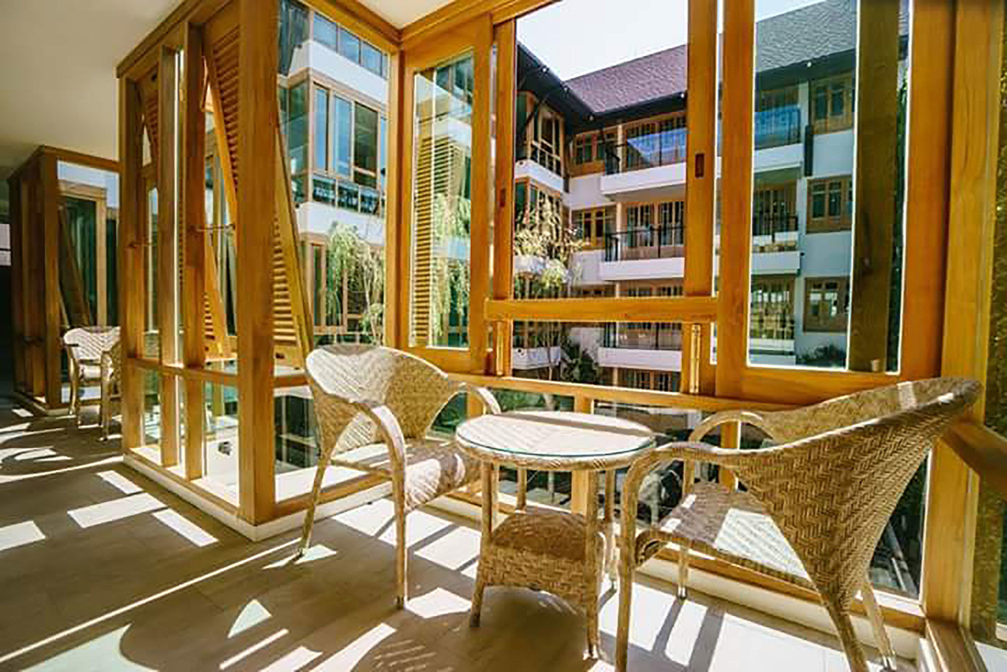 Фото Moon Dragon Hotel