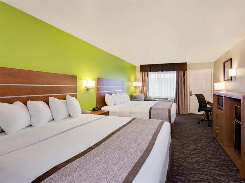 Фото Days Inn & Suites by Wyndham Arcata