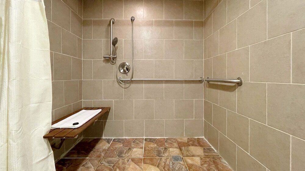Фото Hotel d’Lins Ontario Airport