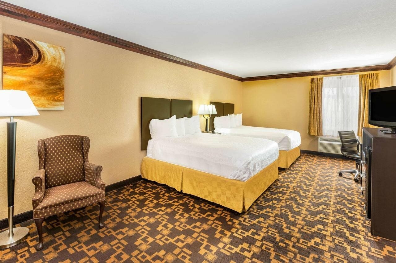 Фото Days Inn & Suites by Wyndham Coralville Iowa City