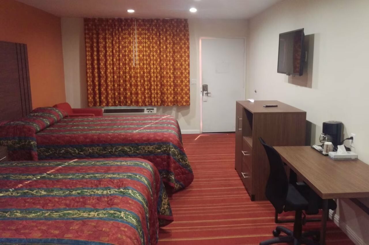 Фото Days Inn by Wyndham Hemet