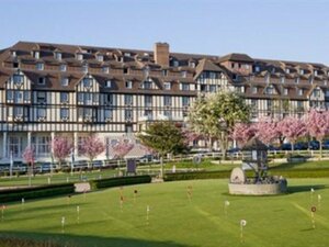 Гостиница Hôtel Barrière L'Hôtel du Golf Deauville в Довиле