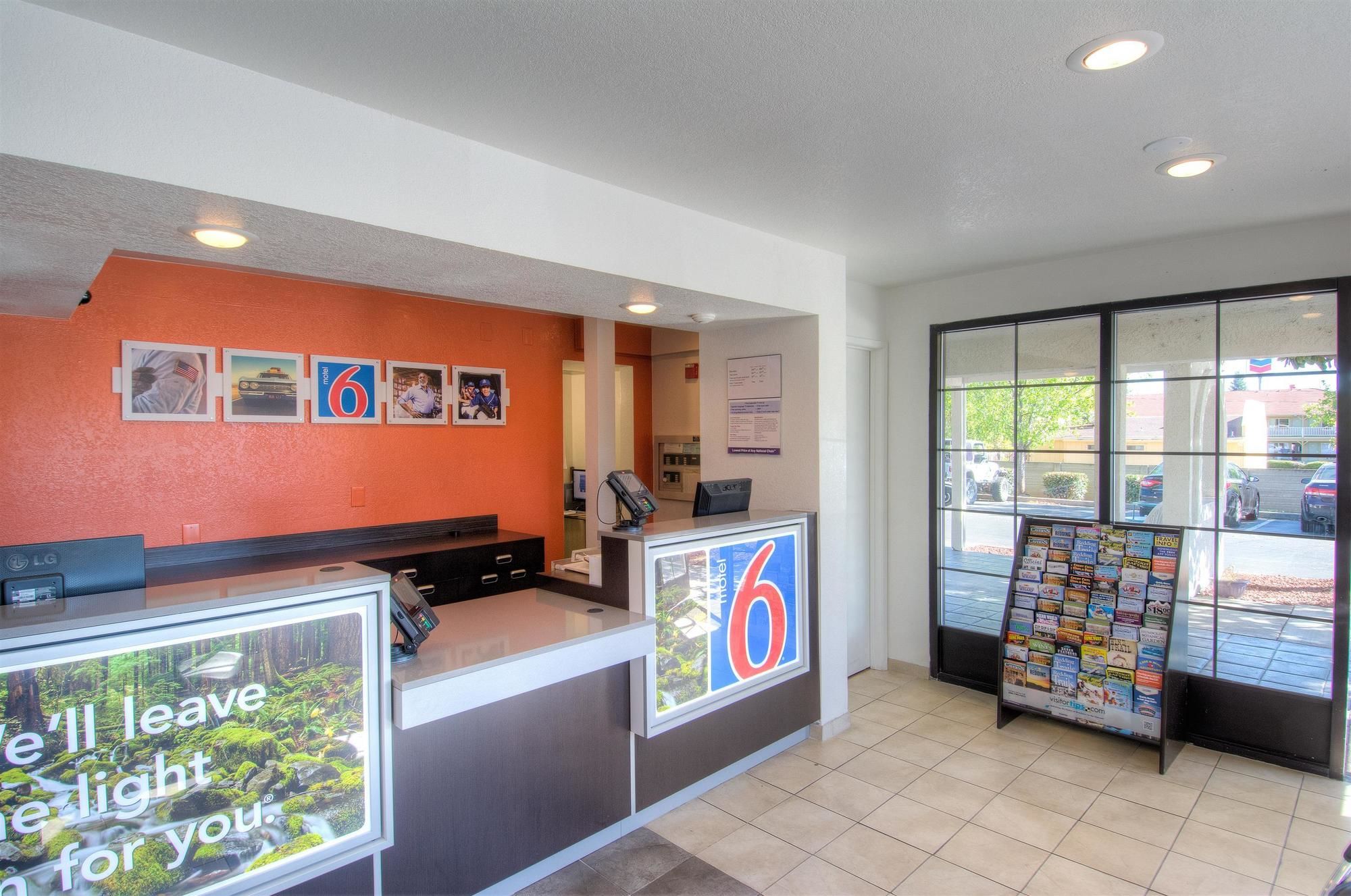 Фото Motel 6 Redding, Ca - South