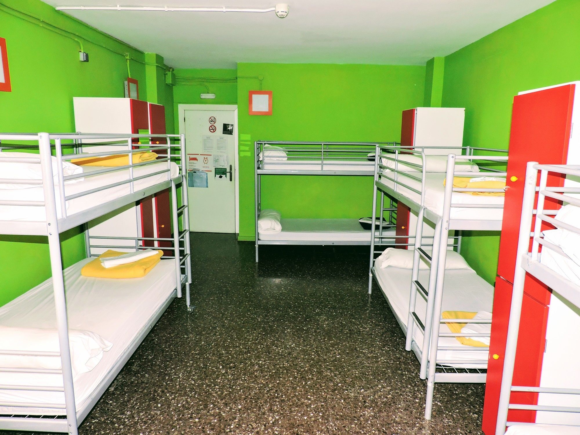 Фото Yellow Nest Hostel Barcelona