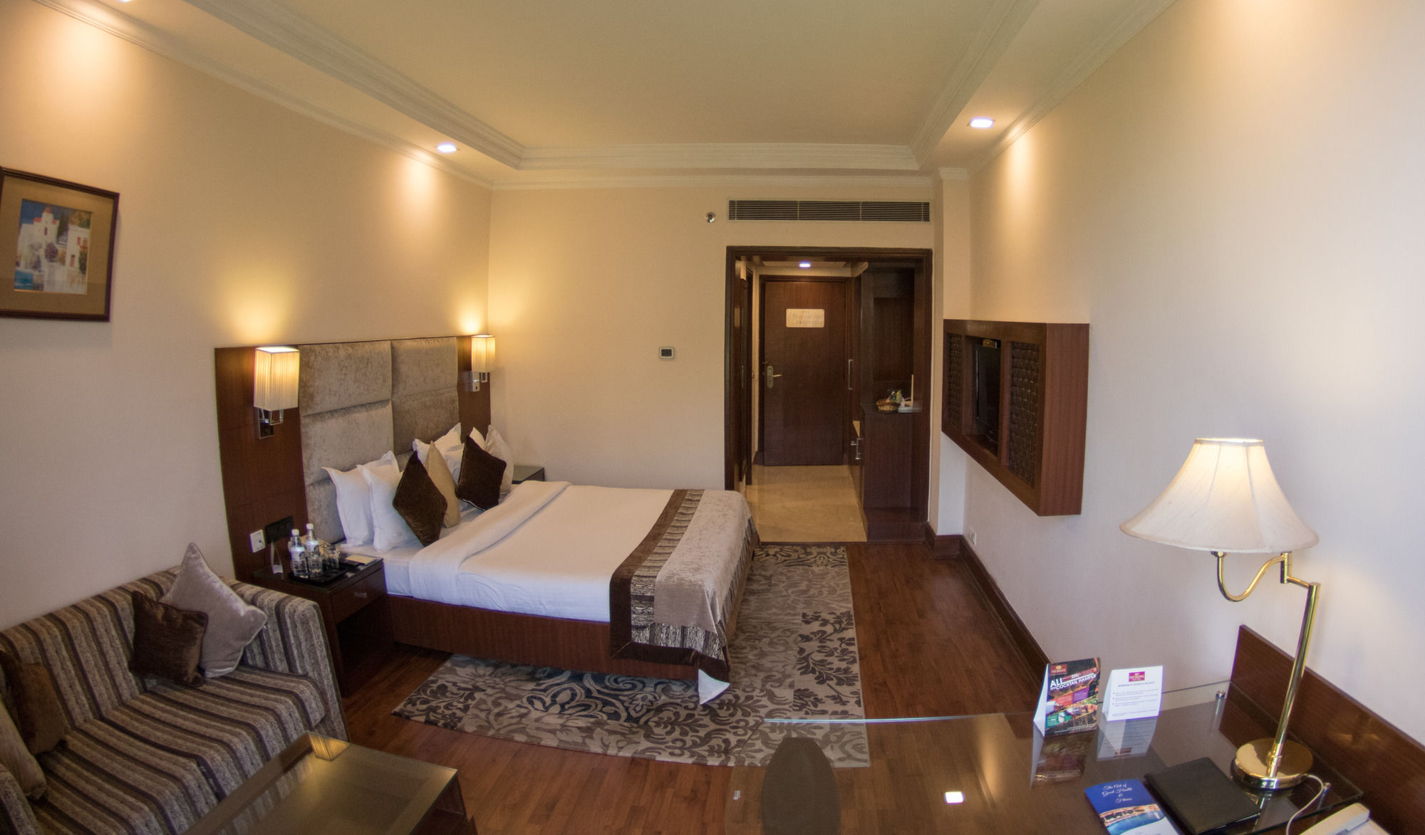 Фото The Bristol Hotel