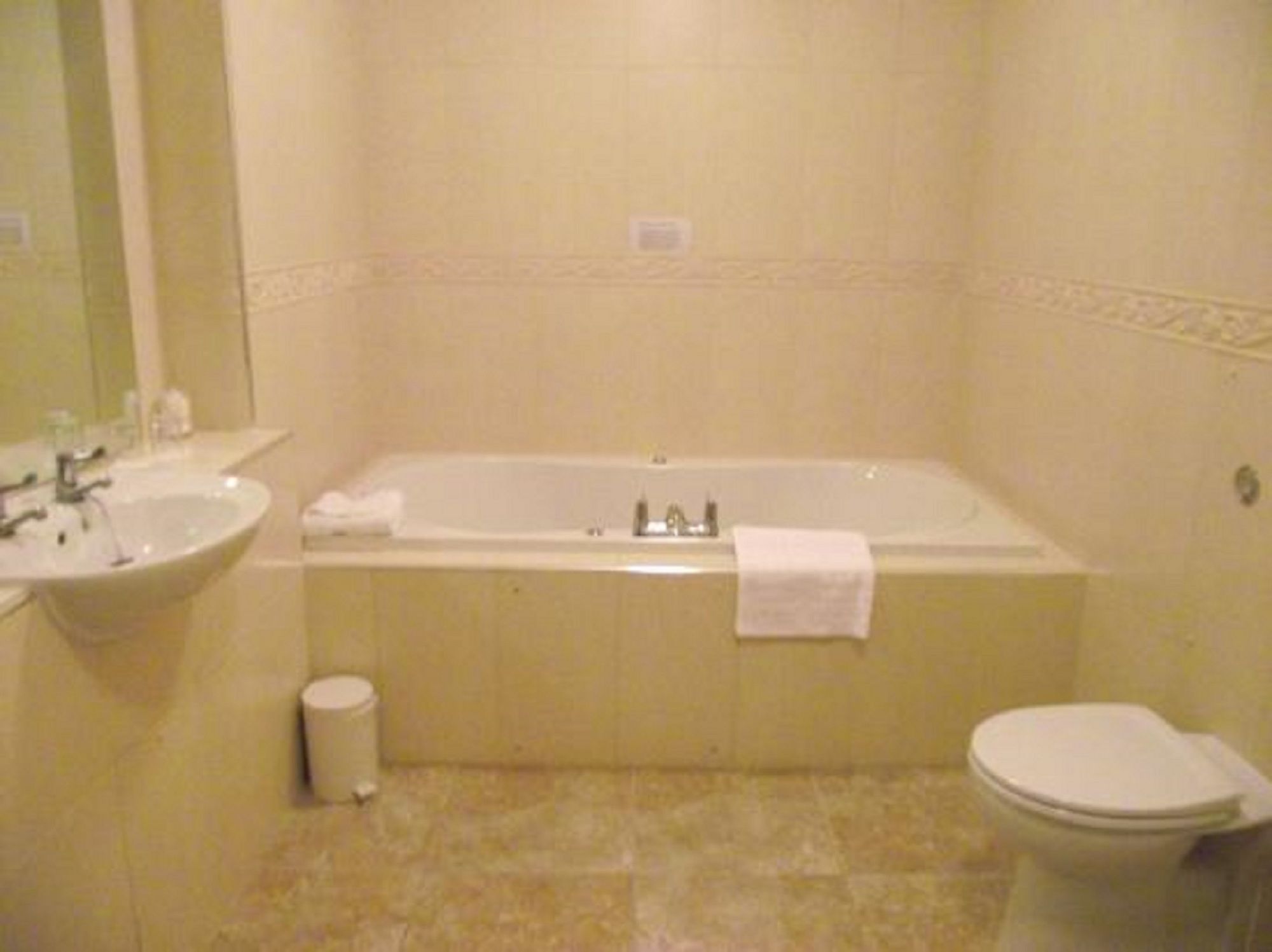 Фото The Feathers Hotel