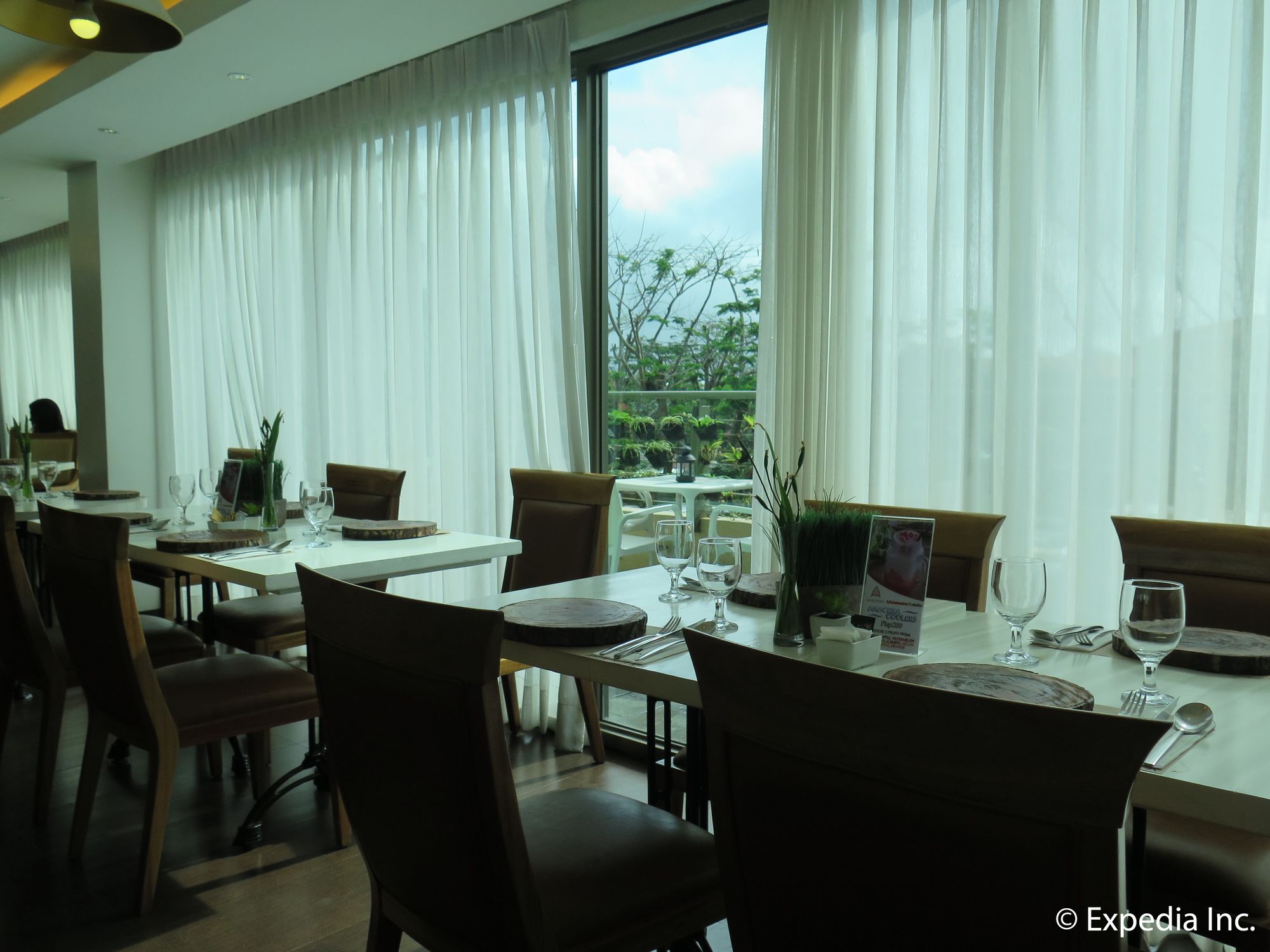 Фото One Tagaytay Place Jg Vacation Rentals