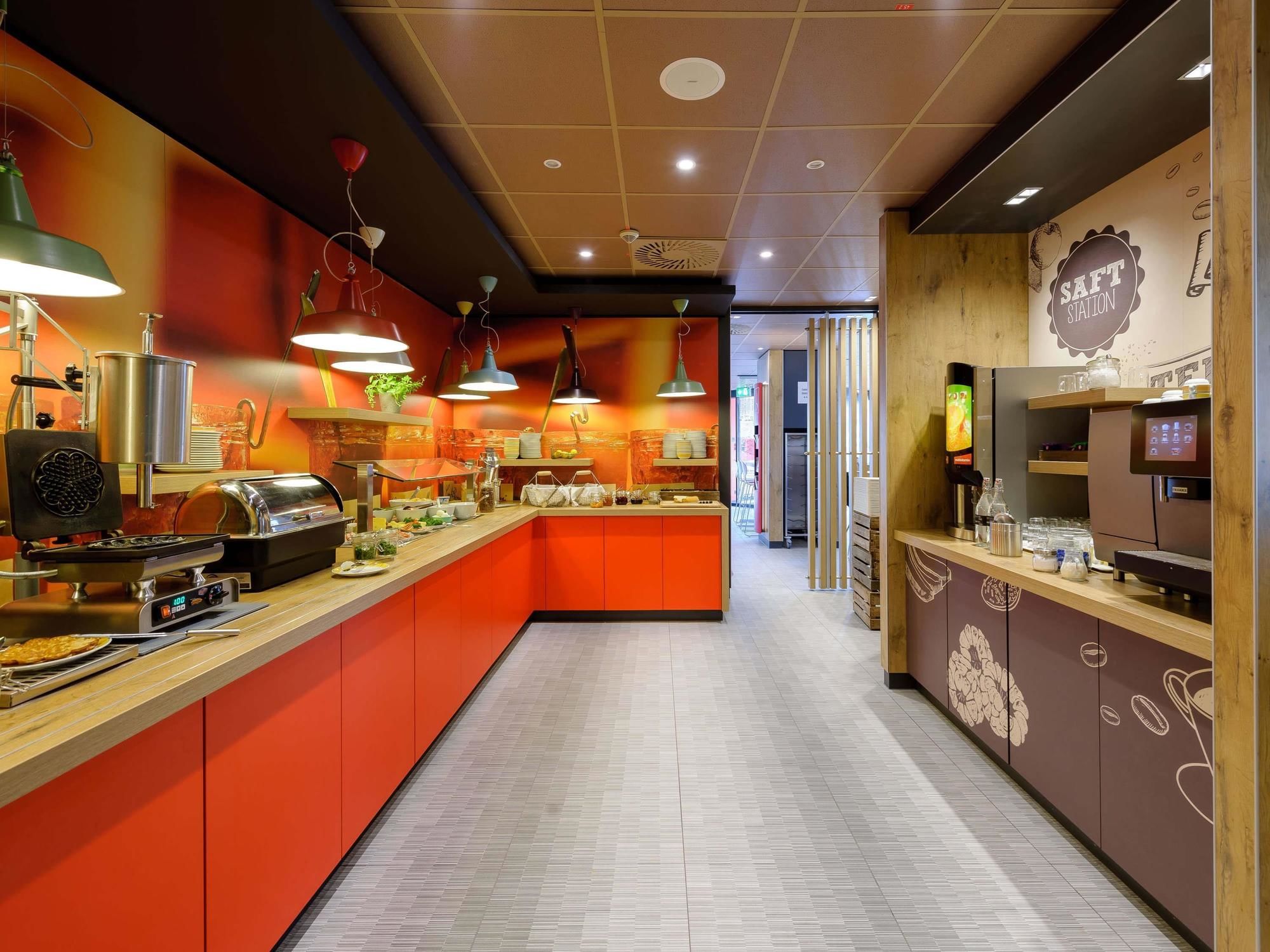 Фото B&b Hotel Wuppertal-City