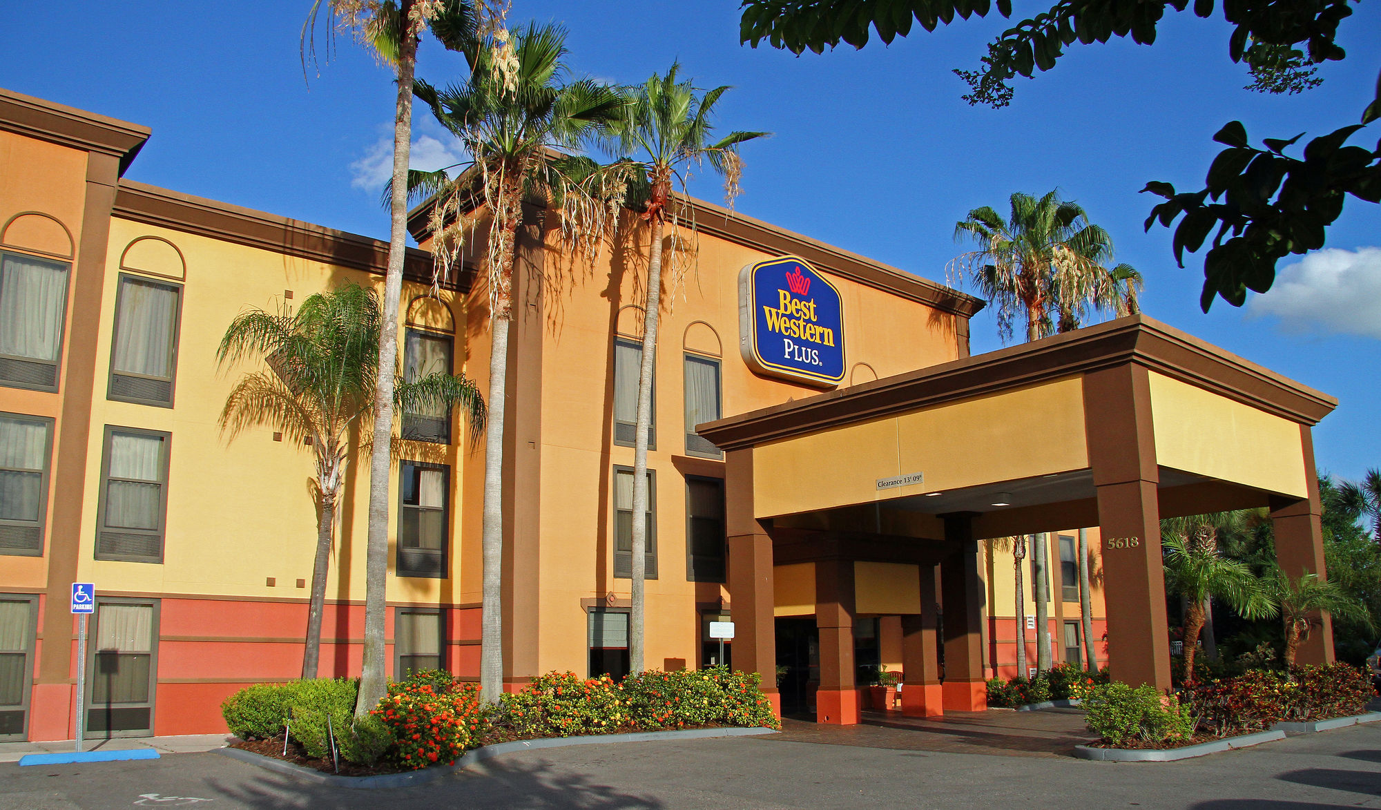 Фото Best Western Plus Universal Inn