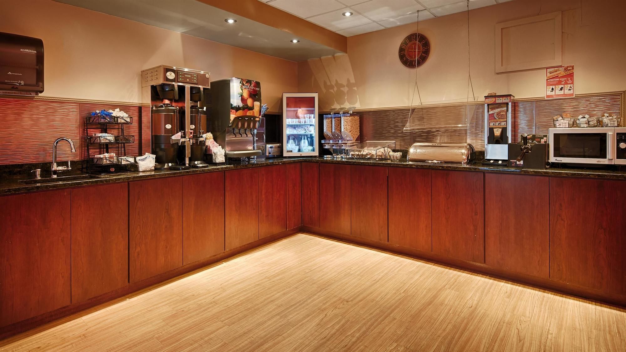 Фото Best Western Plus Coastline Inn