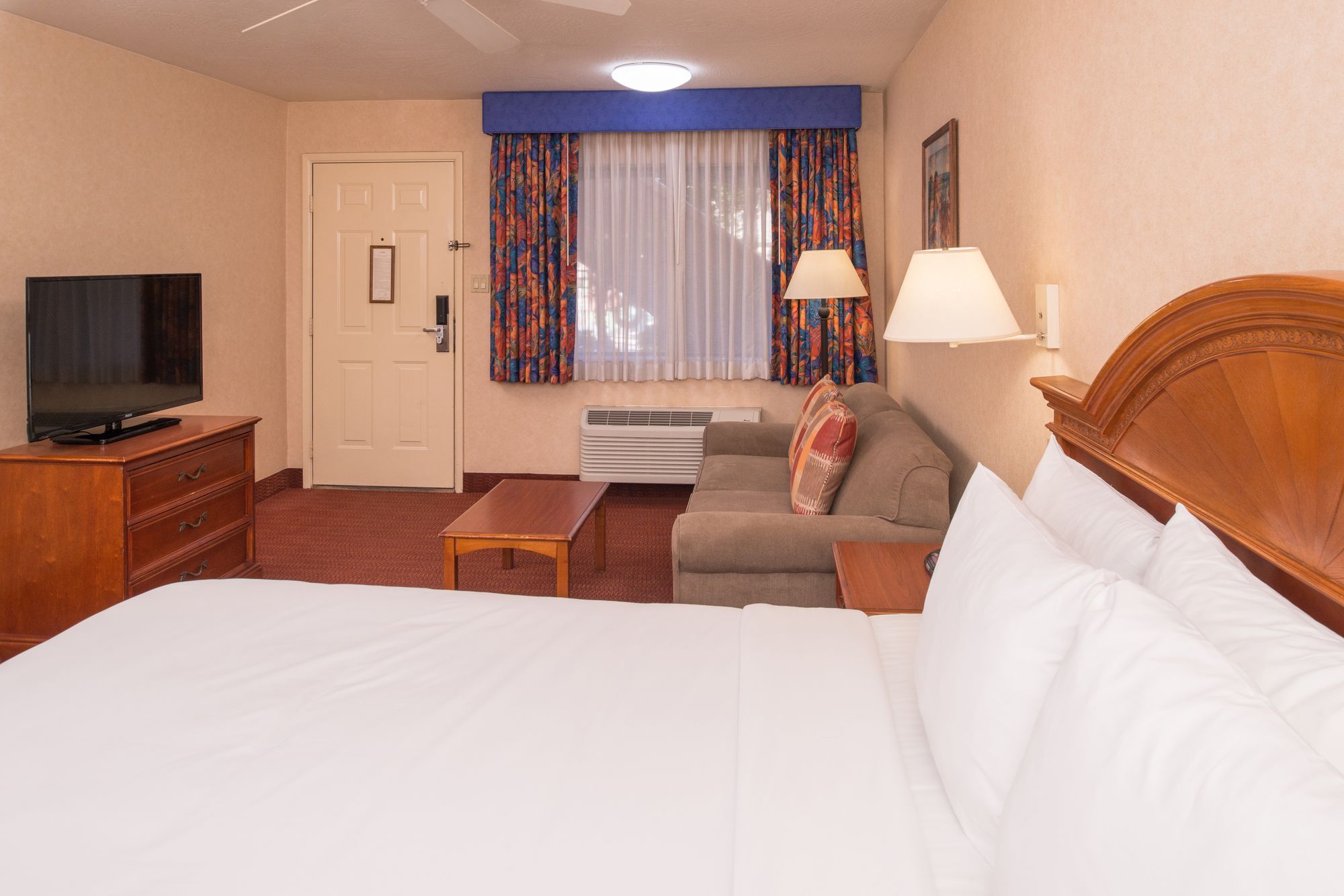 Фото La Fuente Inn & Suites