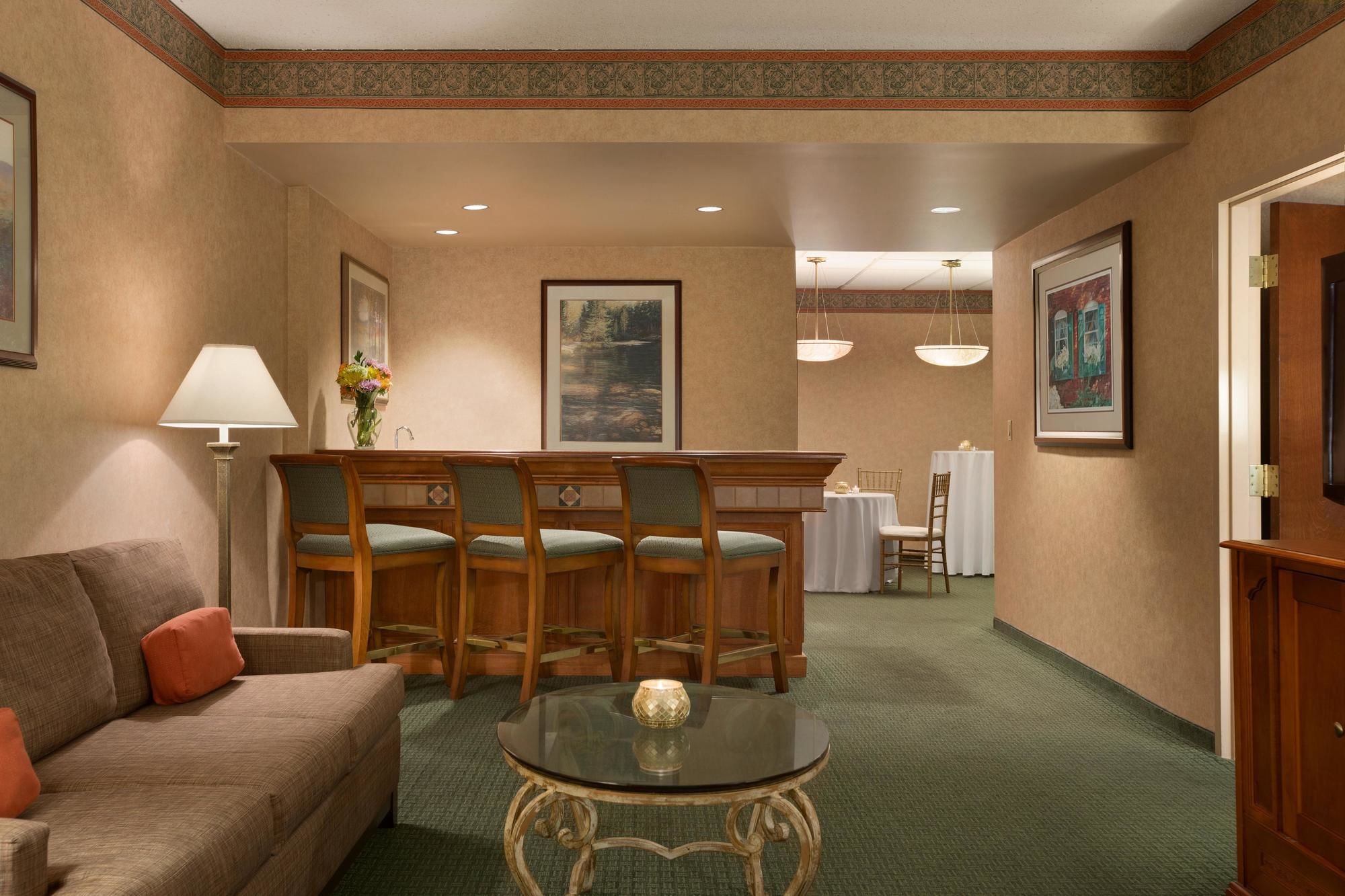 Фото Embassy Suites Charleston