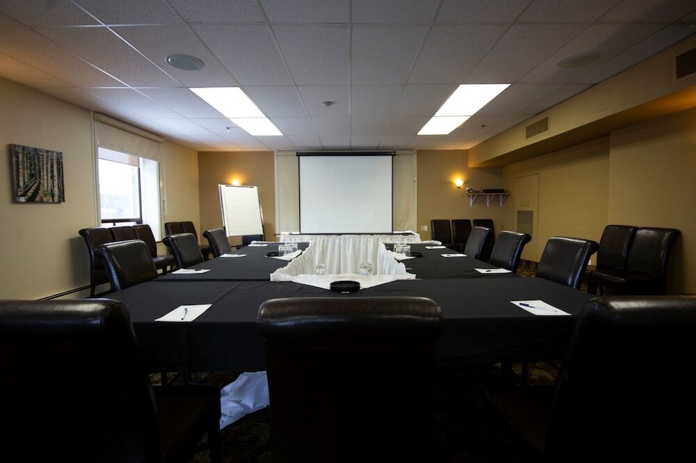 Фото Prince Arthur Waterfront Hotel & Suites