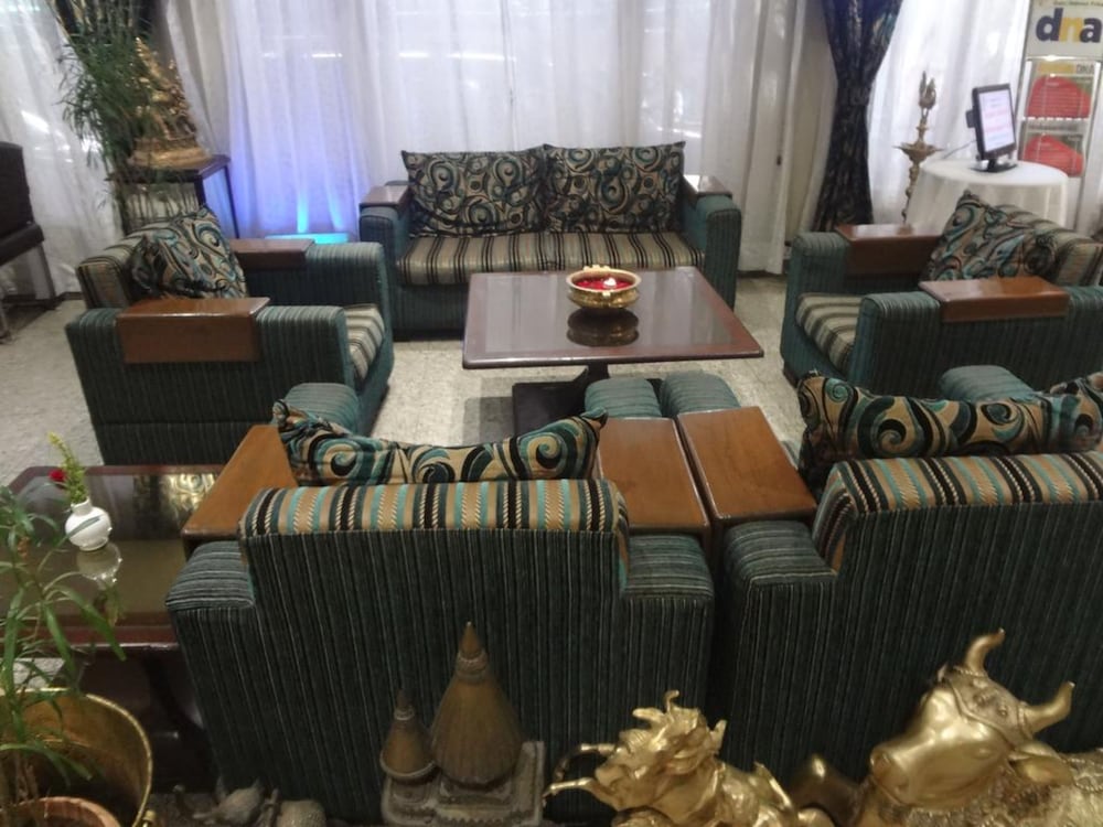 Фото Hotel Midtown Pritam