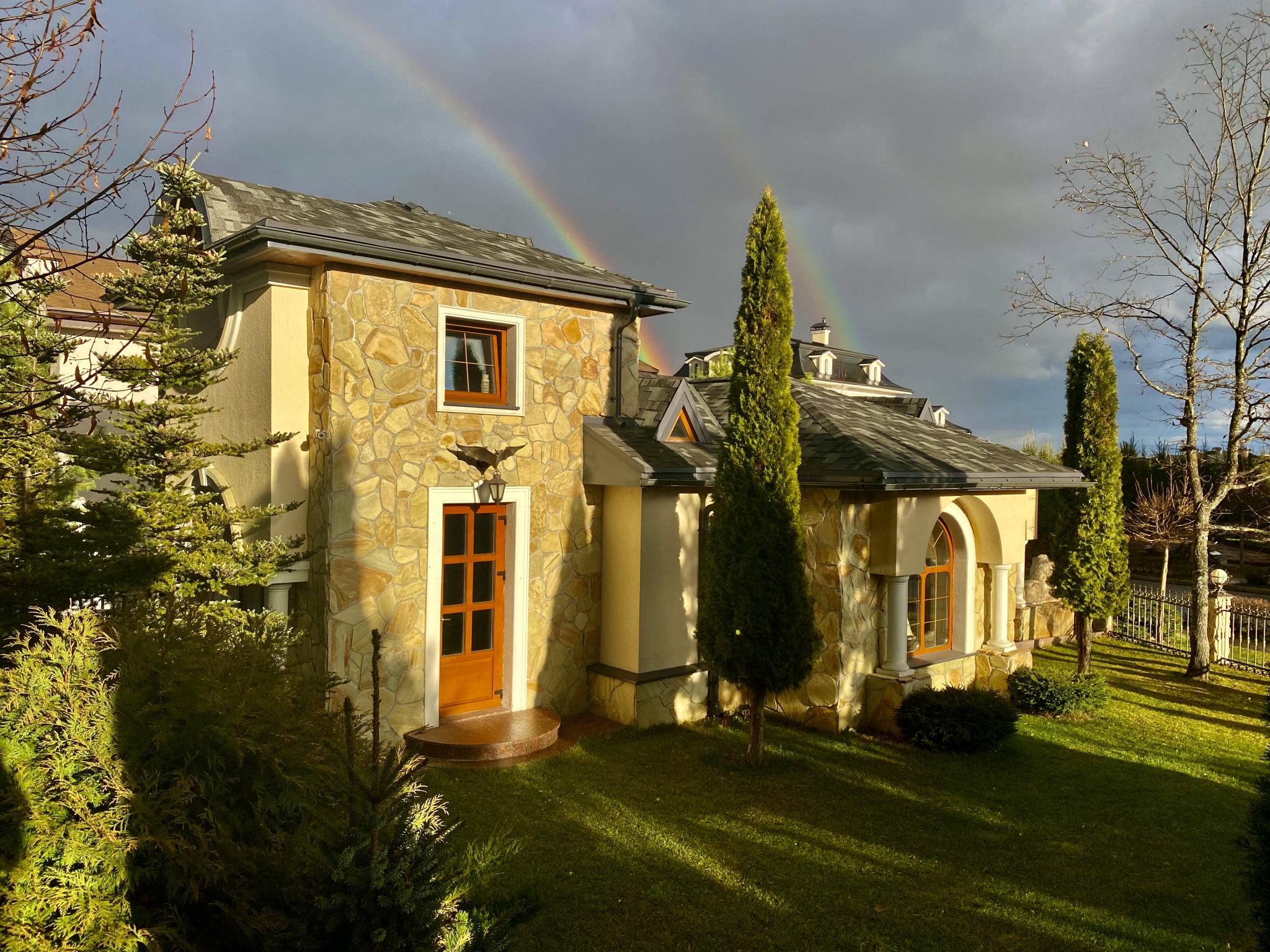 Фото Aston Martin Tower Art