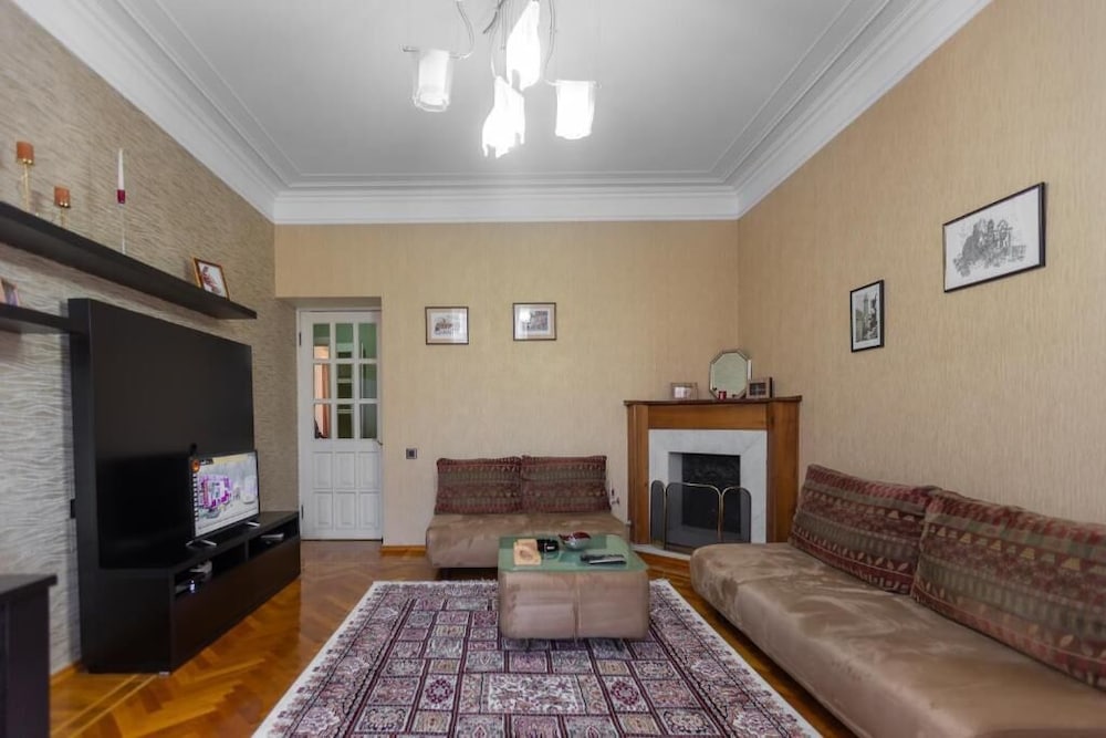 Фото Luxury Apartment with Flame Tower View