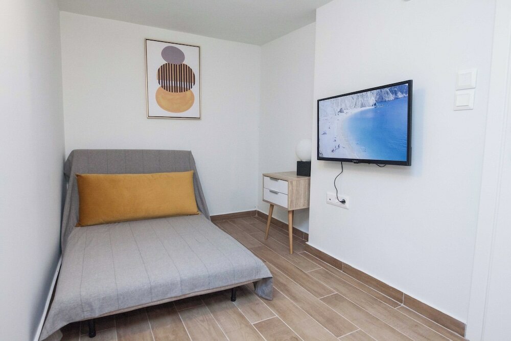 Фото Cozy 1 Bd Basement Apt in Pagrati