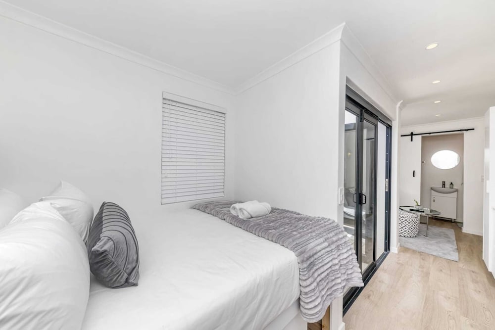 Фото Meticulous & Stylish Studio Apartment, Gardens!