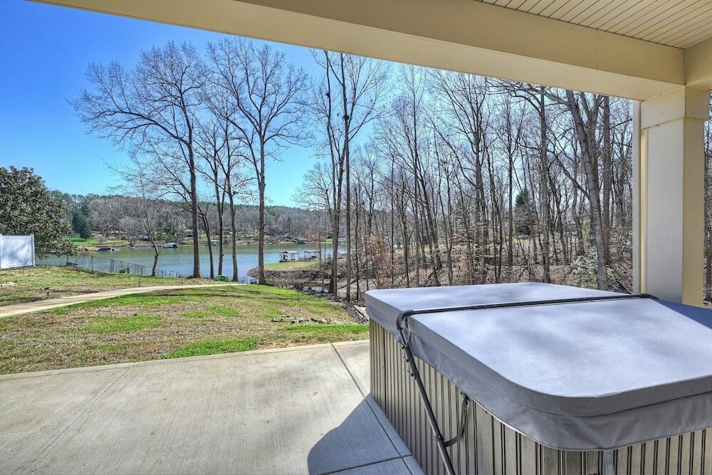 Фото Lake Living by Avantstay Sleeps 22 + Dock, Pool