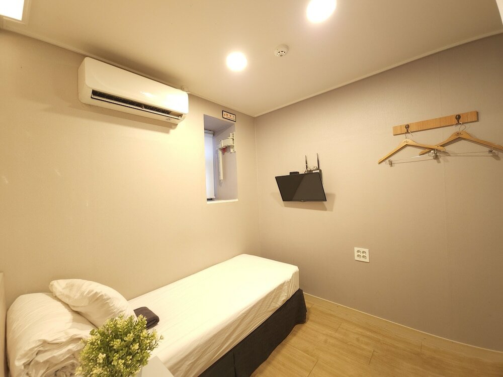 Фото Oyo Hostel Myeongdong 1
