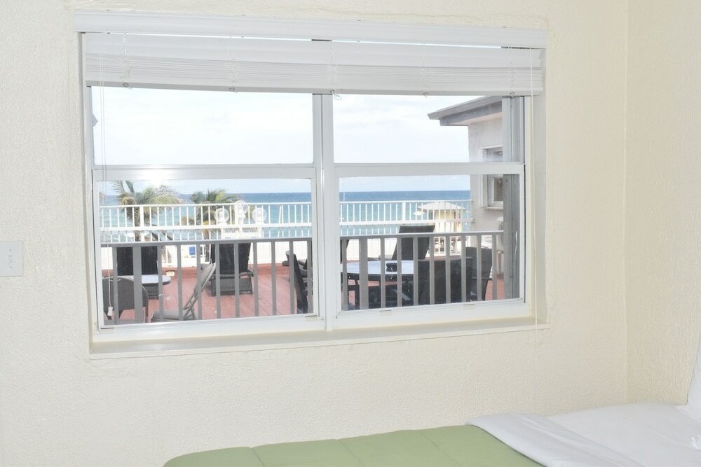 Фото Golden Sand Oceanfront