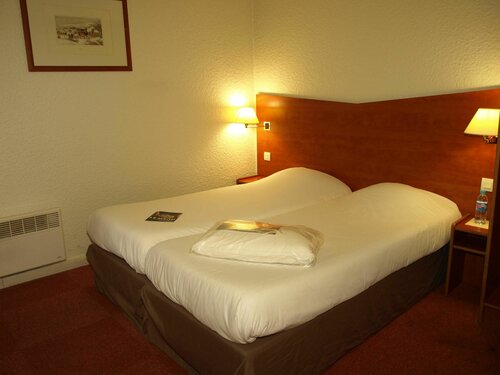 Внешний вид отеля Kyriad Chantilly в Гувьё, фото 3